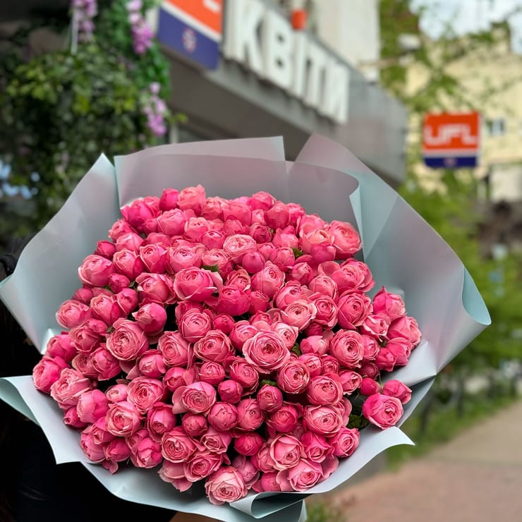 51 рожева піоновидна троянда – доставка квітів у Київ