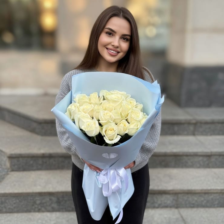 Букет 21 біла троянда – доставка квітів у Київ