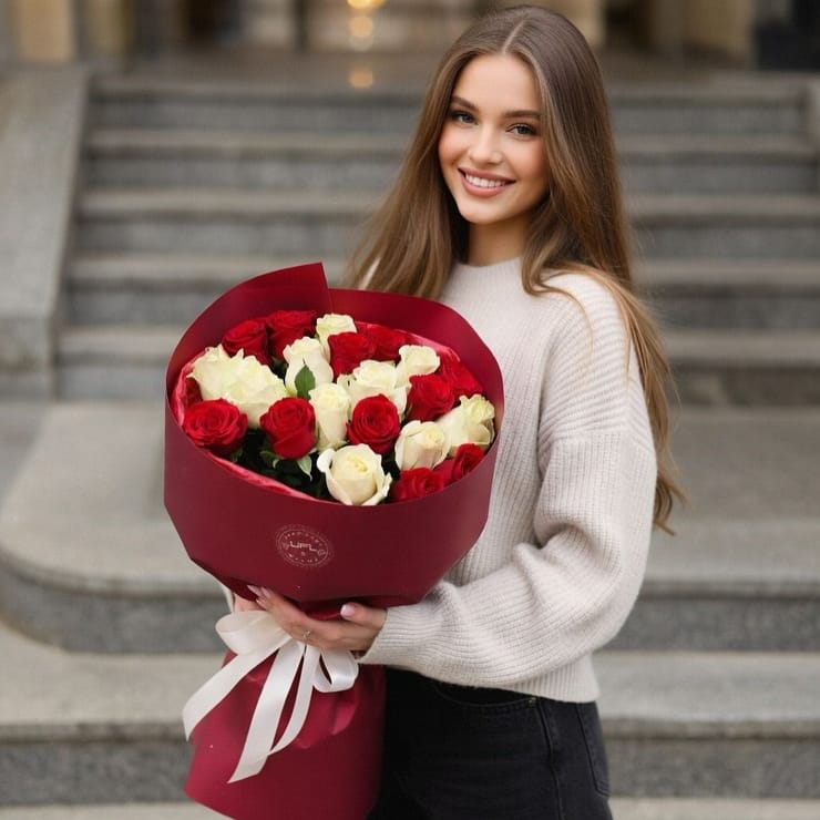 21 червона і біла троянда – доставка квітів у Київ