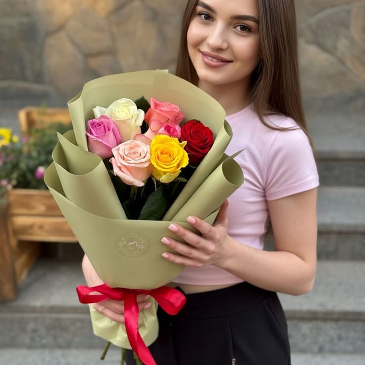 7 різнокольорових троянд – доставка квітів у Київ