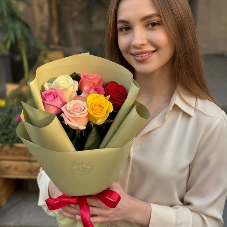 7 різнокольорових троянд – доставка квітів у Київ