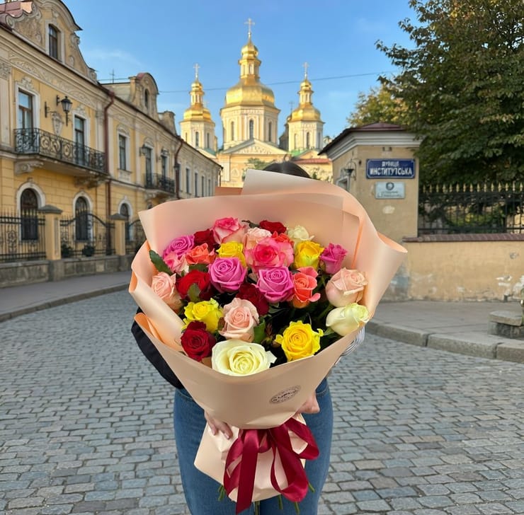 25 різнокольорових троянд – доставка квітів у Фрунзе